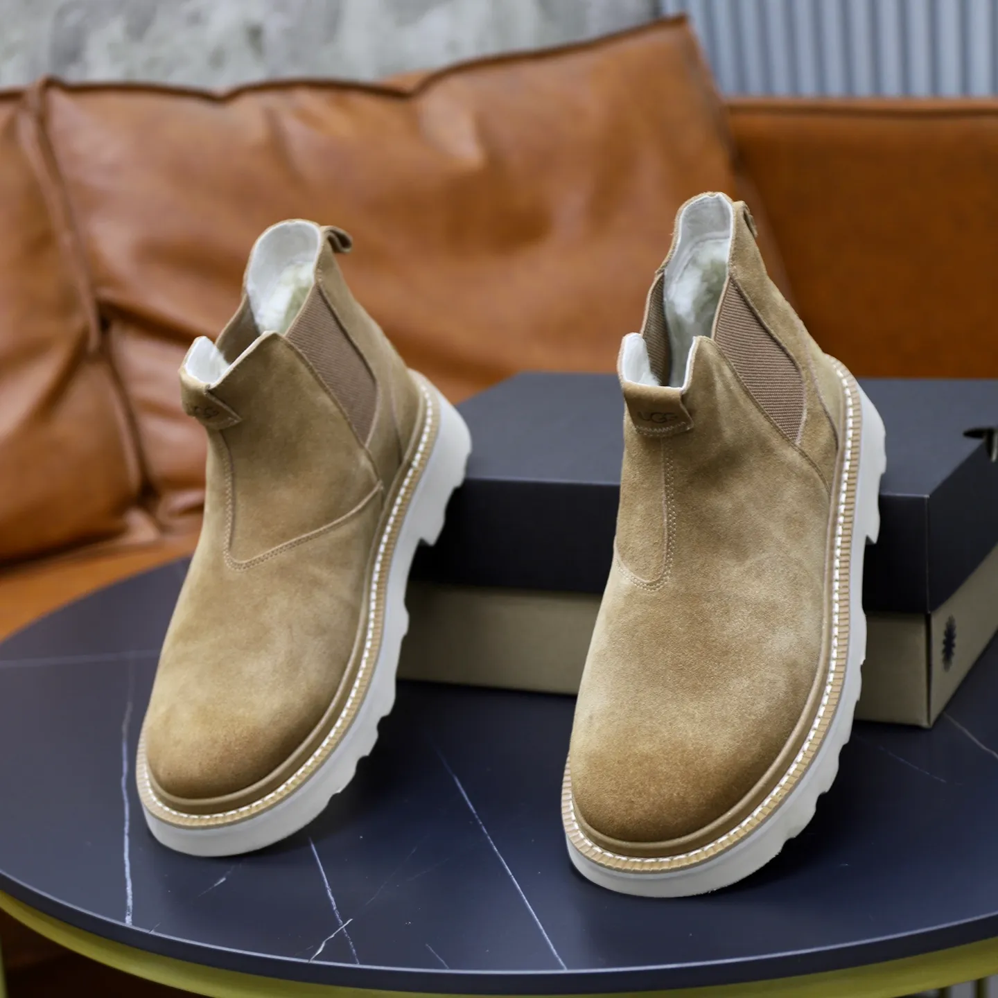 Ex-factory price: 640💰Thick wool imported from Australia Brand: UGG genuine purchasing agent Size: 39-45 Grade: Official website 1:1 Material: First layer of genuine leather waterproof and antifreeze upper Real wool lining Original non-slip soft wear-resistant outsole Style category: Men's casual shoes Trendy style Comfortable on the feet Color: Official website color synchronization